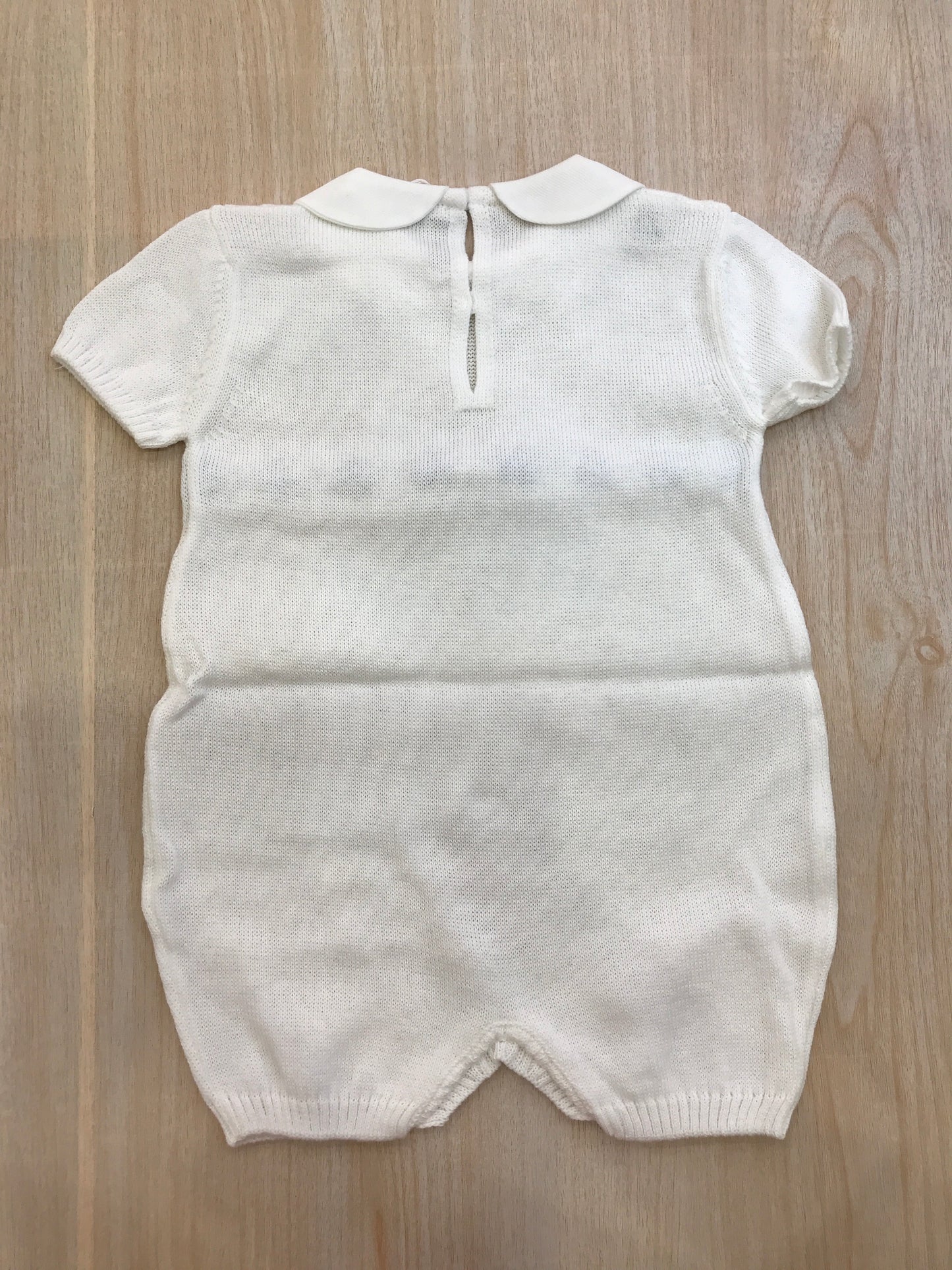 Pagliaccetto Baby Lord in filo bianco mezza manica con fiocco celeste centrale con pois celesti sul colletto