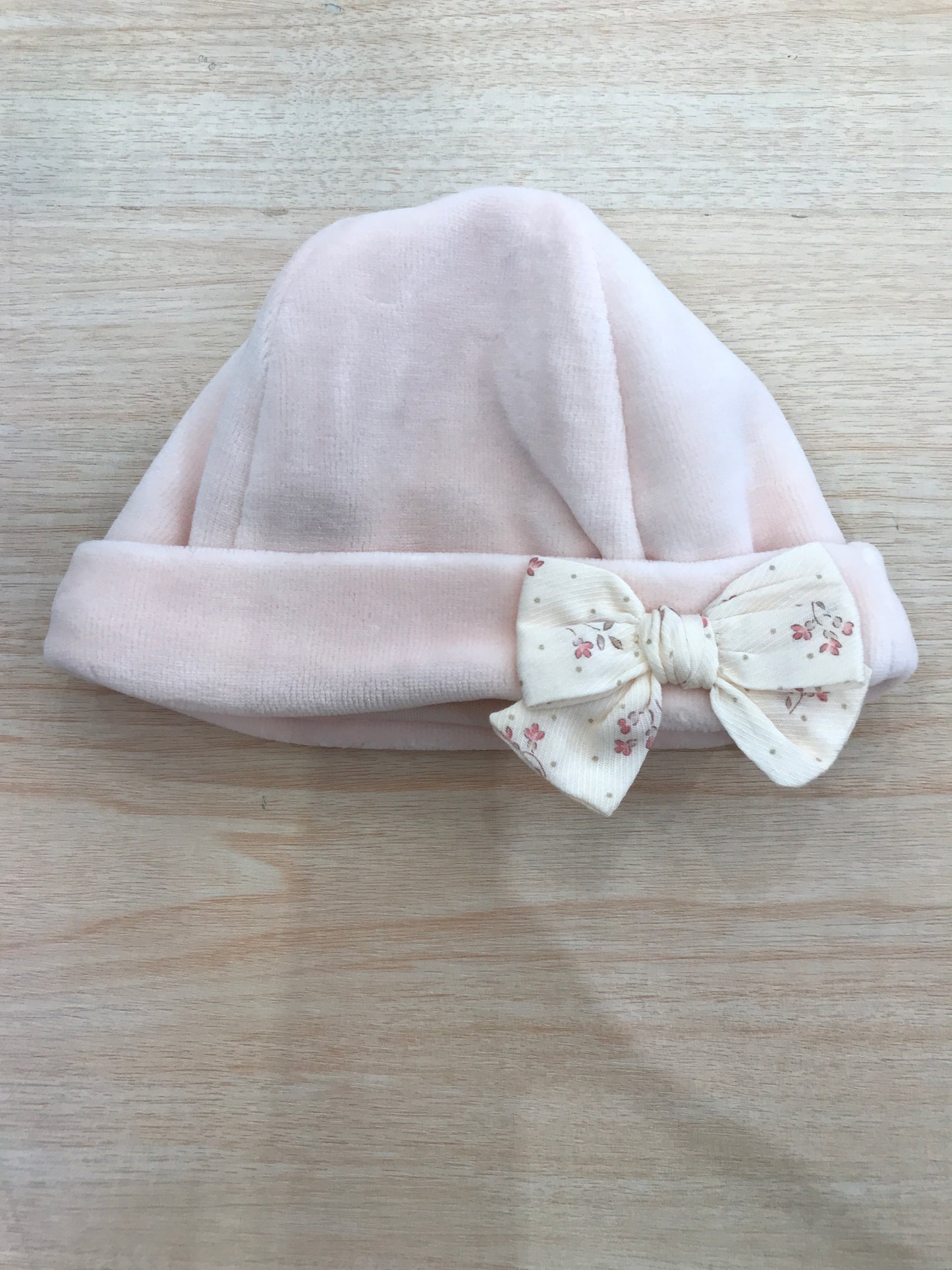 Cappello Baby Gi in ciniglia rosa pesca con fiocco floreale
