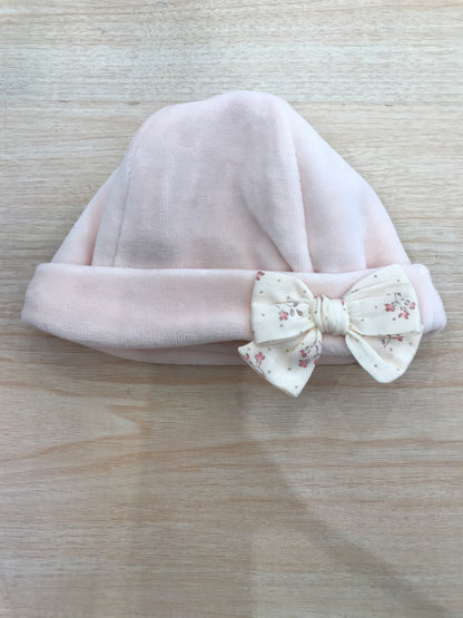 Cappello Baby Gi in ciniglia rosa pesca con fiocco floreale