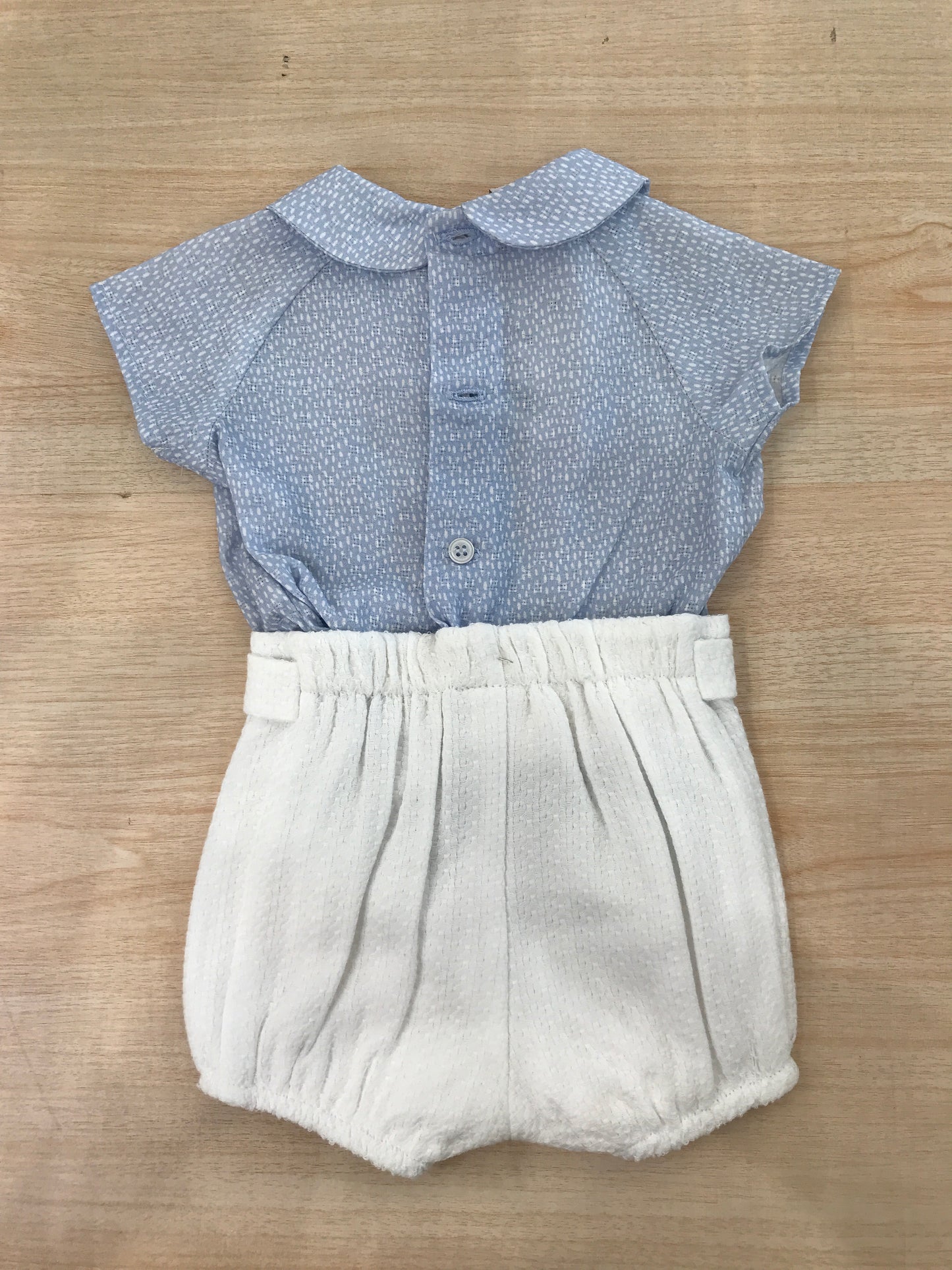 Completo Paz Rodriguez in cotone camicia mezza manica celeste con pois bianchi con pantalone corto bianco