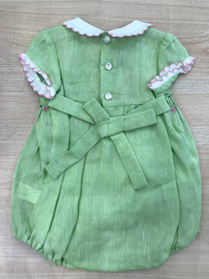 Pagliaccetto Les Enfants de Gisele in lino verde con rusche bianche rifinite in rosa con lavorazione di punto smock e rose