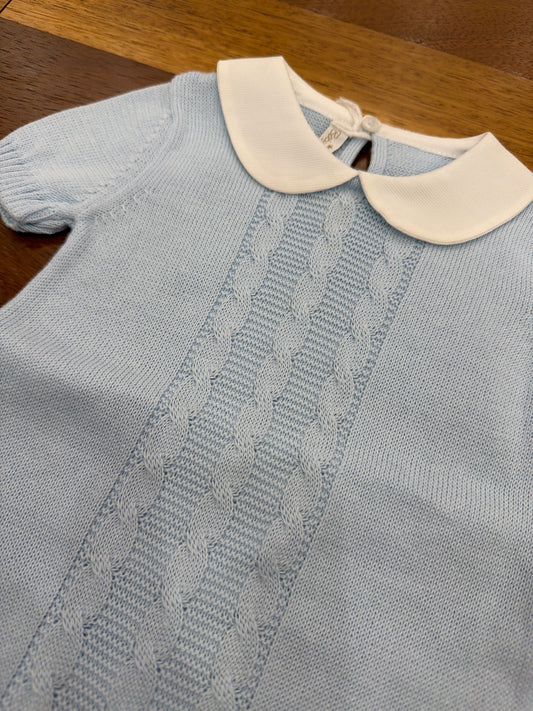 Pagliaccetto Baby Lord in filo celeste mezza manica con lavorazione di trecce con collo tondo bianco