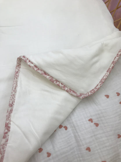 Coperta Nanan in caldo cotone bianco con bordo con rusche a fiori