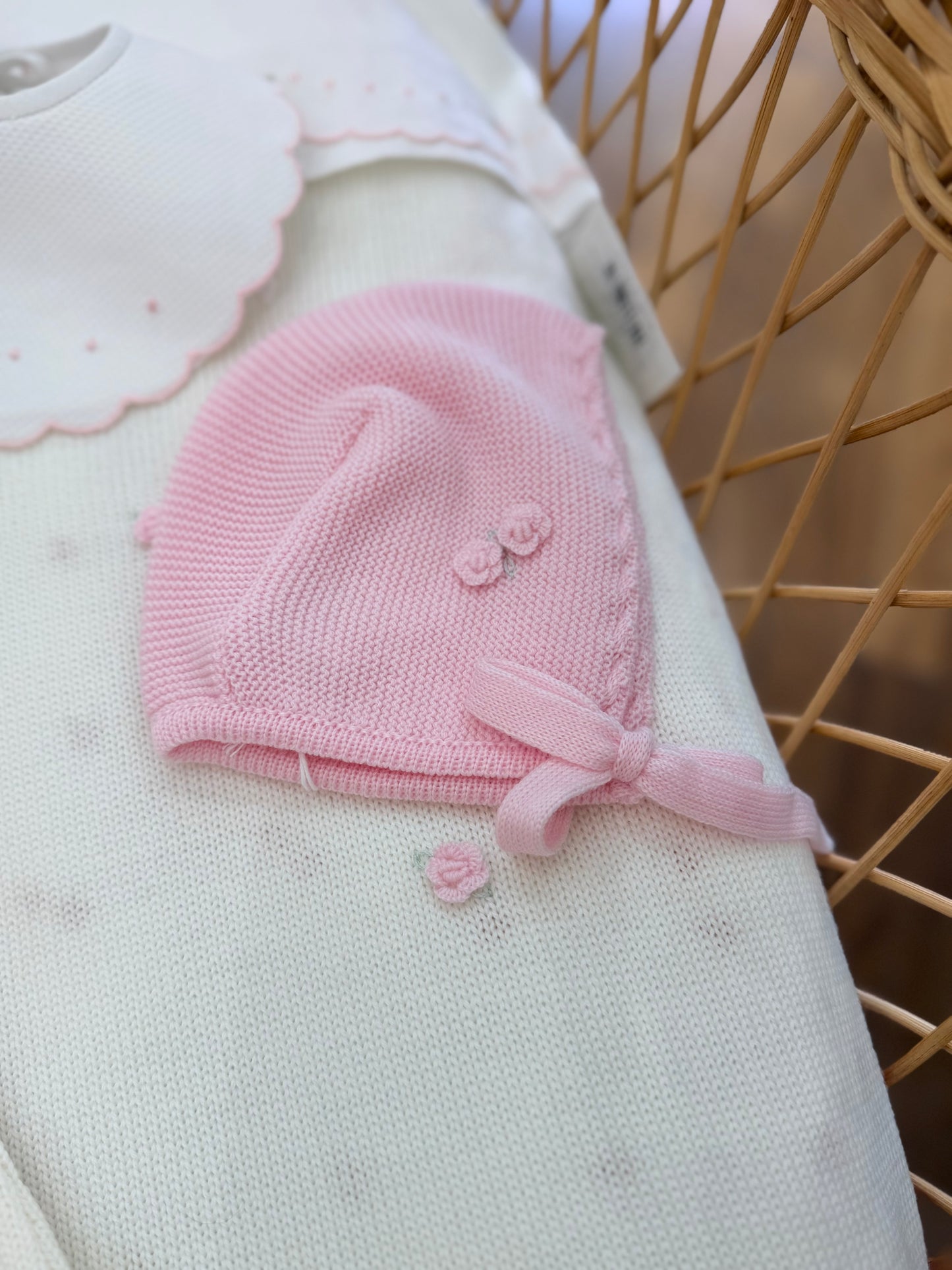 Coordinato nascita Baby Lord in pura lana con rossellina in rilievo con copertina  e salopette completo di cappello e babbucce