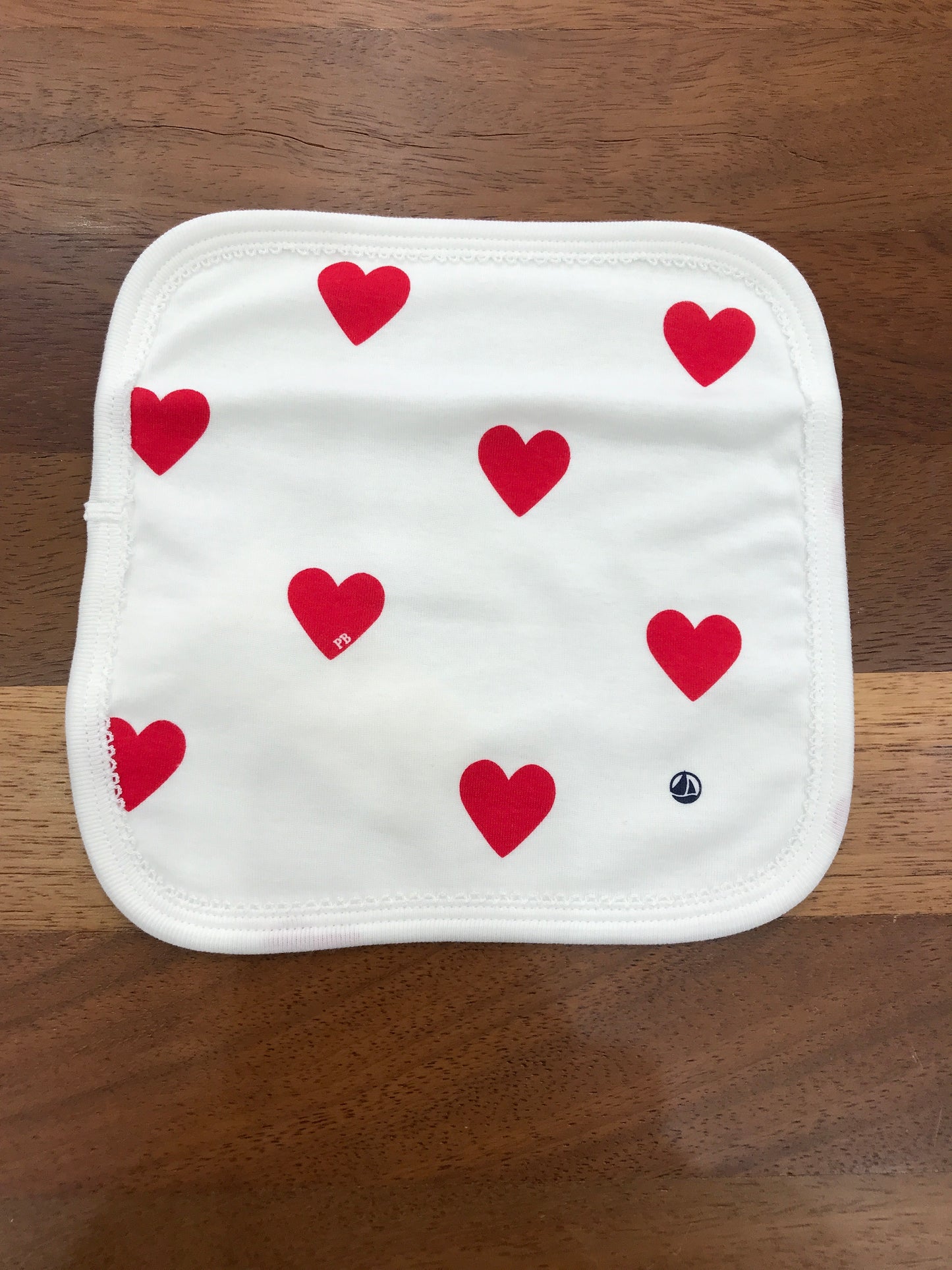 Telo Petit Bateau in cotone e spugna bianco con cuoricini rossi