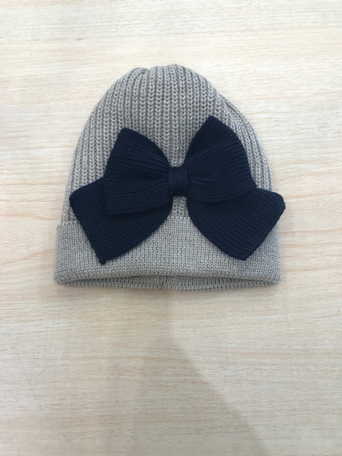Cappello Baby Lord a costa inglese con risvolto e fiocco applicato al centro