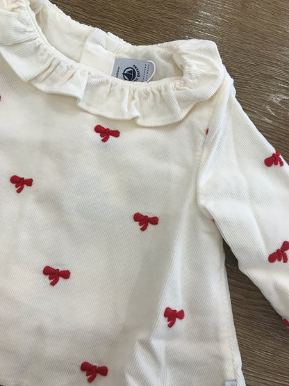 Maglietta Petit Bateau a costine con colletto con rusche con piccoli fiocchetti rossi ricamati