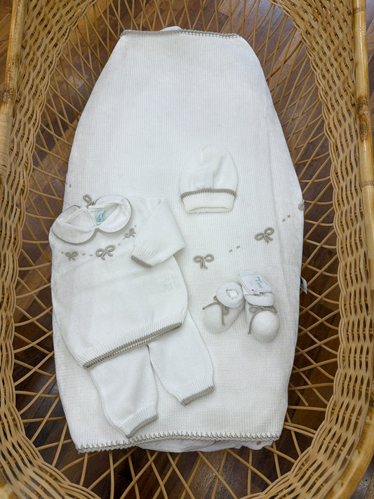 Coordinato nascita Bebè di Almy in filo bianco con fiocchi tortora ricamati a mano sulla coperta e tutina due pezzi cappello e babbucce con piccoli dettagli tortora