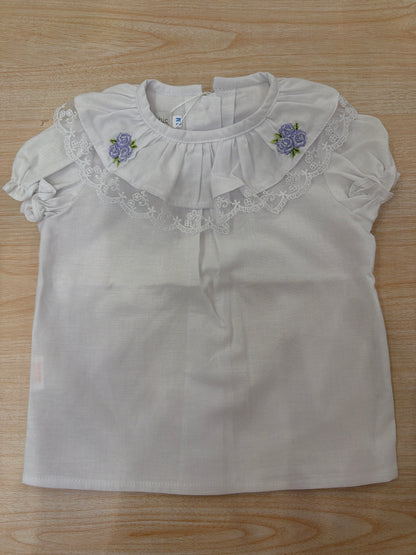 Camicia Fofettes in cotone mezza manica con rusche rifinita da pizzo e rose ricamate in glicine