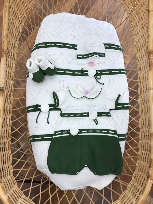 Coordinato nascita Colori Chiari in filo bianco con lavorazione in verde e piccoli fiori applicati in bianco