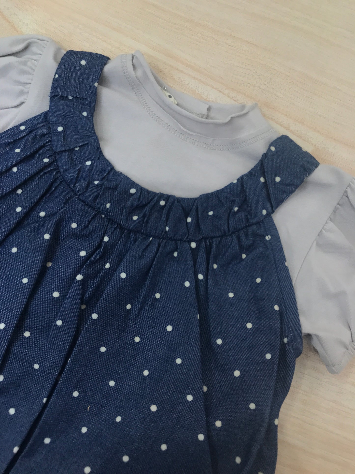 Abito Coccodè in cotone smanicato con rusche con pois bianchi con t-shirt tortora mezza manica