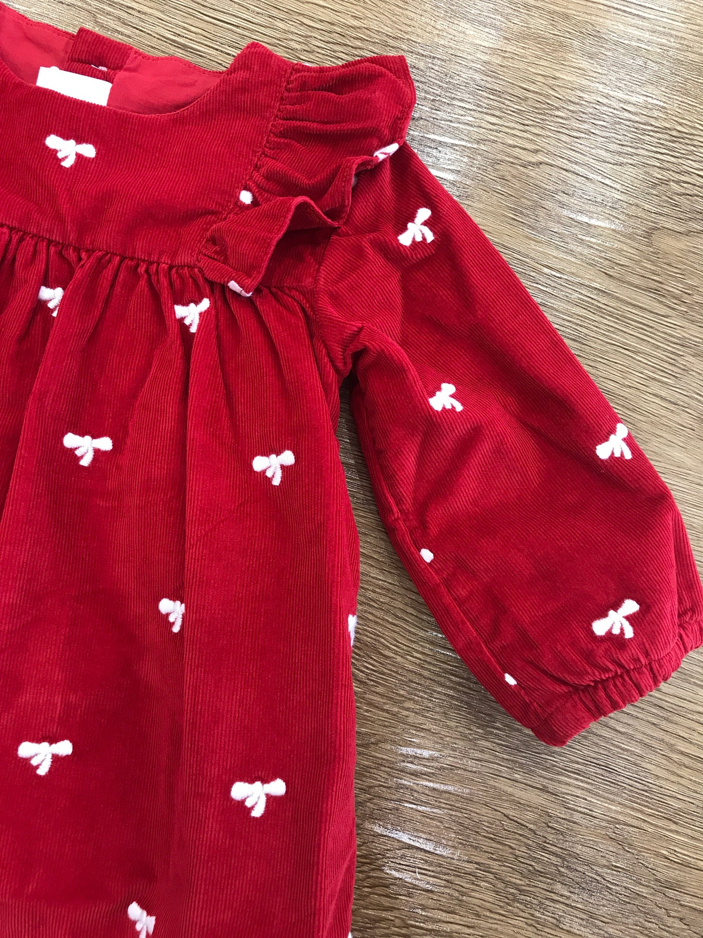 Abito Petit Bateau manica lunga a coste rosso con manica a sbuffo con rusche e piccoli fiocchetti ricamati bianchi