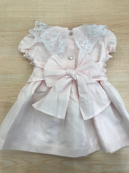 Abito Fofettes in cotone mezza manica a sbuffo con collo rifinito da una balza in tulle rifinita da pizzo e fascia smerlata lavorata sul davanti chiusa sul retro con fioccone