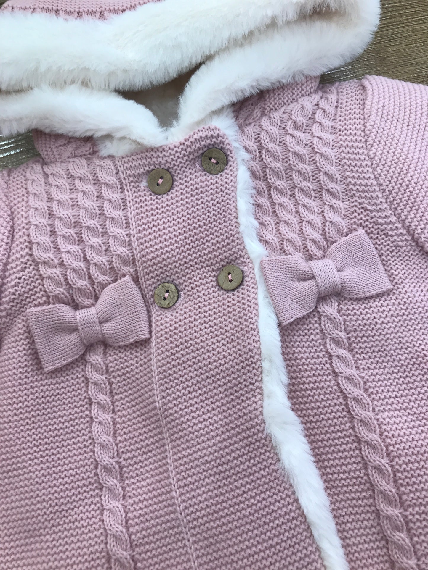 Cappotto PCS rosa con pelliccia intera bianca con lavorazione di trecce e due piccoli fiocchetti