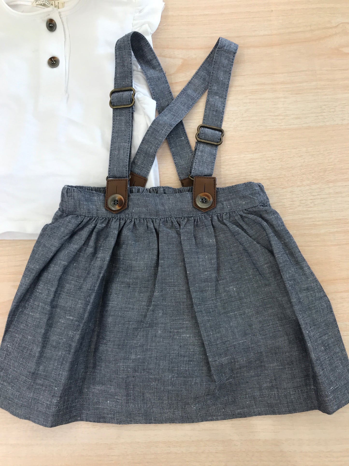 Completo Coccodè in cotone salopette con bretelle e gonnellina con t-shirt smanicata con rusche