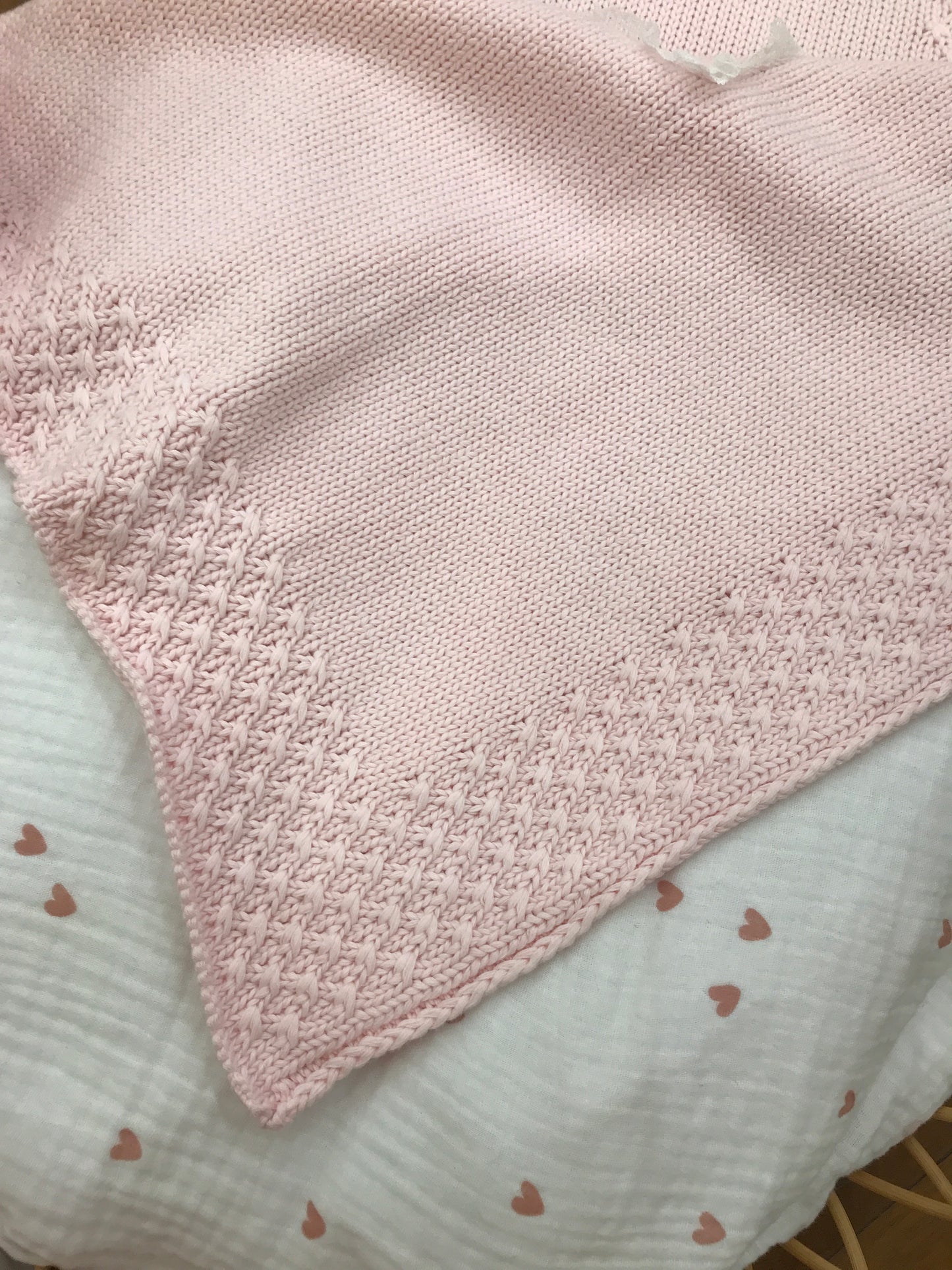Coperta Colibrì in filo rosa con lavorazione centrale riquadro rifinito in valancienne