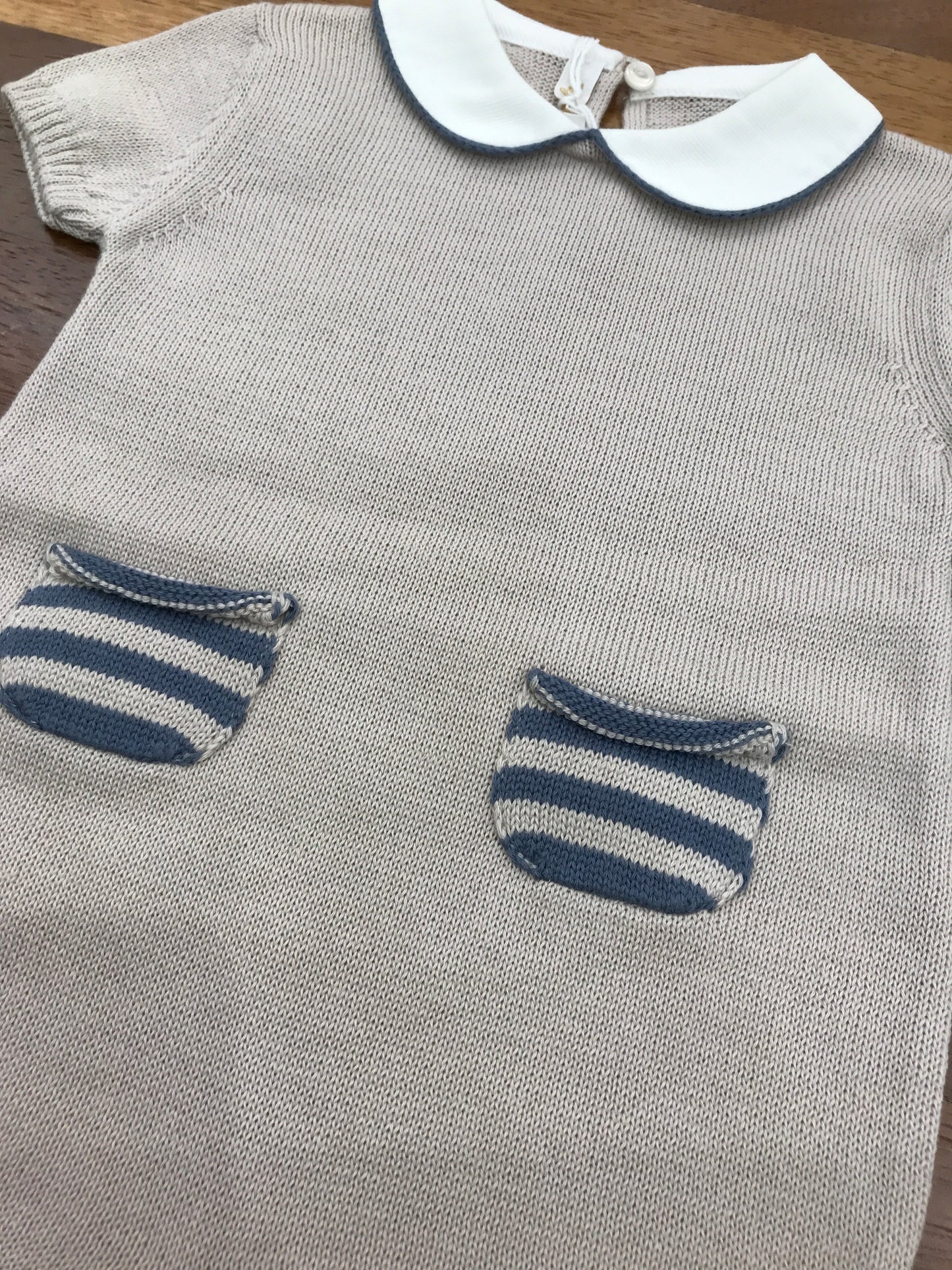 Pagliaccetto Baby Lord in filo tortora mezza manica collo tondo bianco con tasche a righe avio e tortora sul davanti