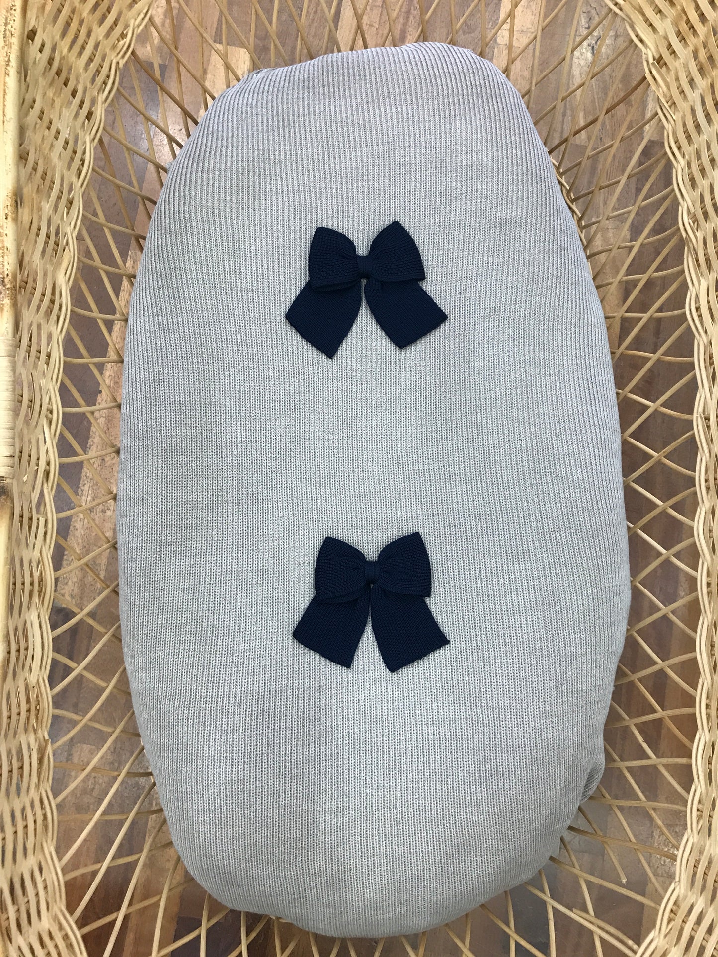 Coperta Baby Lord in lana a coste inglese tortora con doppio fiocco blu scuro centrale