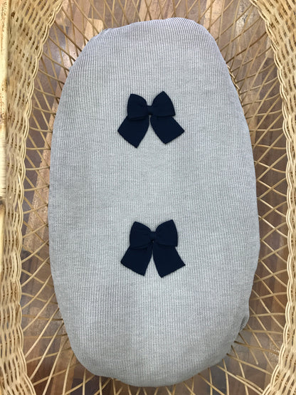 Coperta Baby Lord in lana a coste inglese tortora con doppio fiocco blu scuro centrale