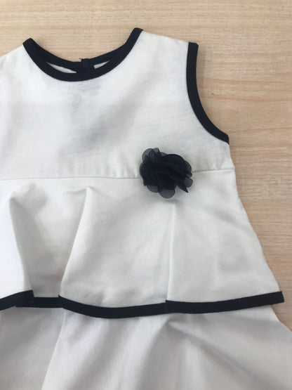 Abito Paz Rodriguez in cotone smanicato bianco con profilo blu scuro a doppia balza con fiore blu