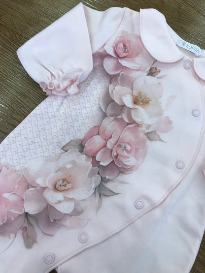 Coordinato Sofija in caldo cotone rosa mussola con cappellino e tutina intera decorati da camelie