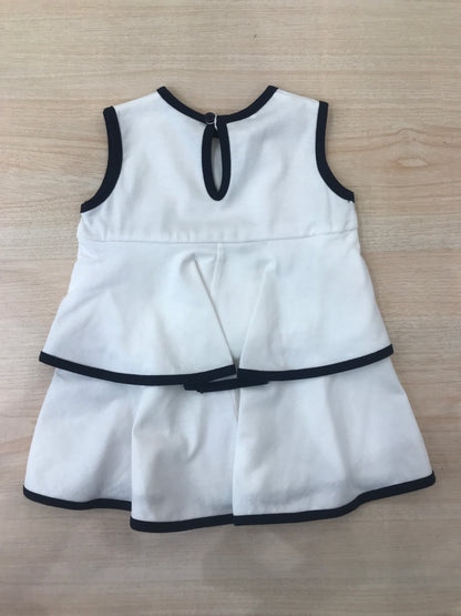 Abito Paz Rodriguez in cotone smanicato bianco con profilo blu scuro a doppia balza con fiore blu