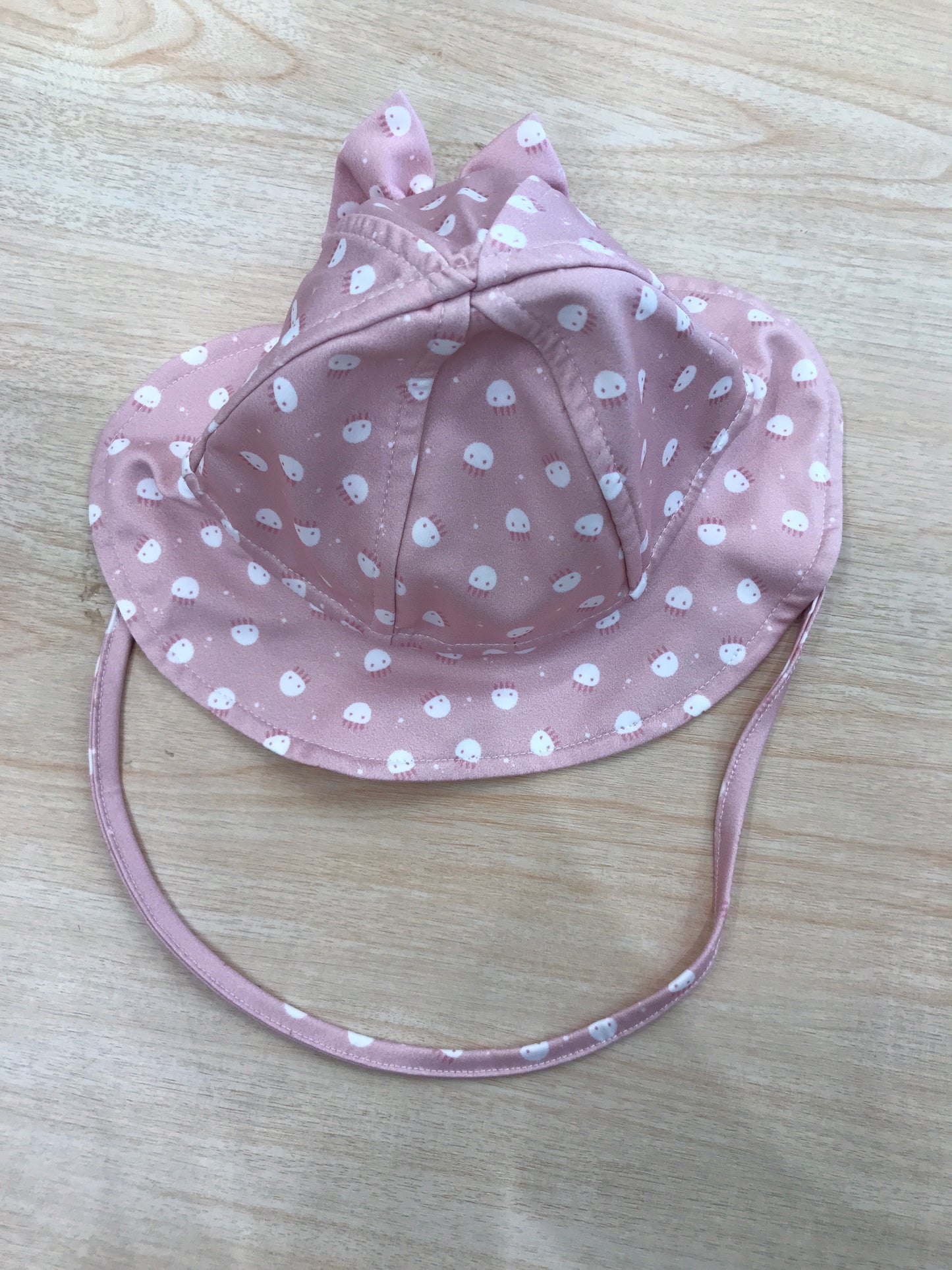 Cappello Paz Rodriguez mare rosa con fiocco sul retro con laccio con piccoli animaletti bianchi