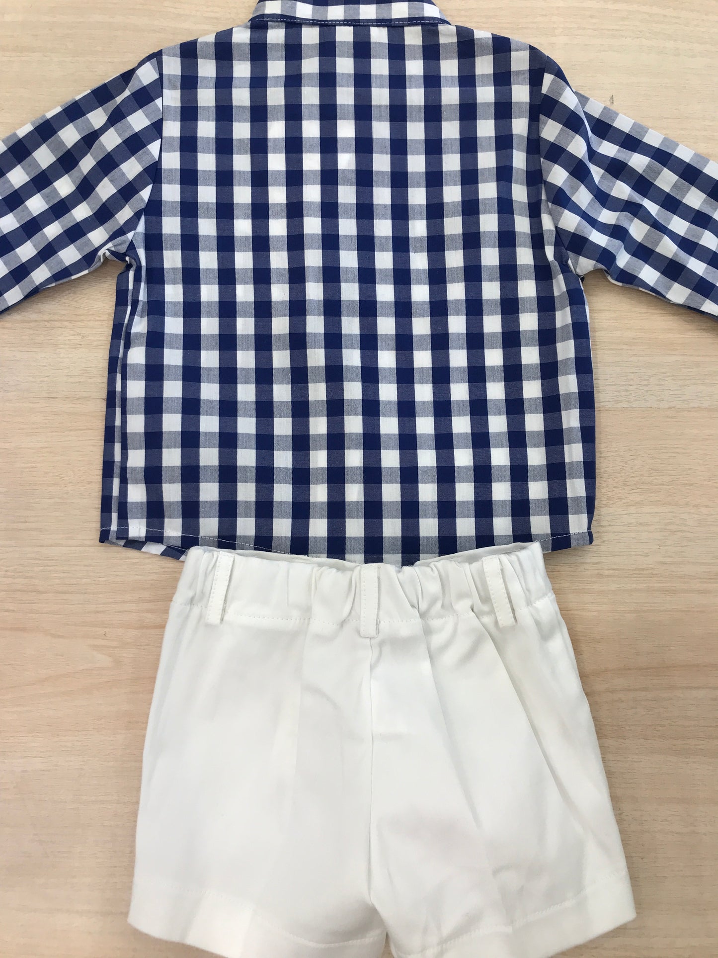 Completo Paz Rodriguez camicia manica lunga a quadretti bianchi e blu con bermuda bianco