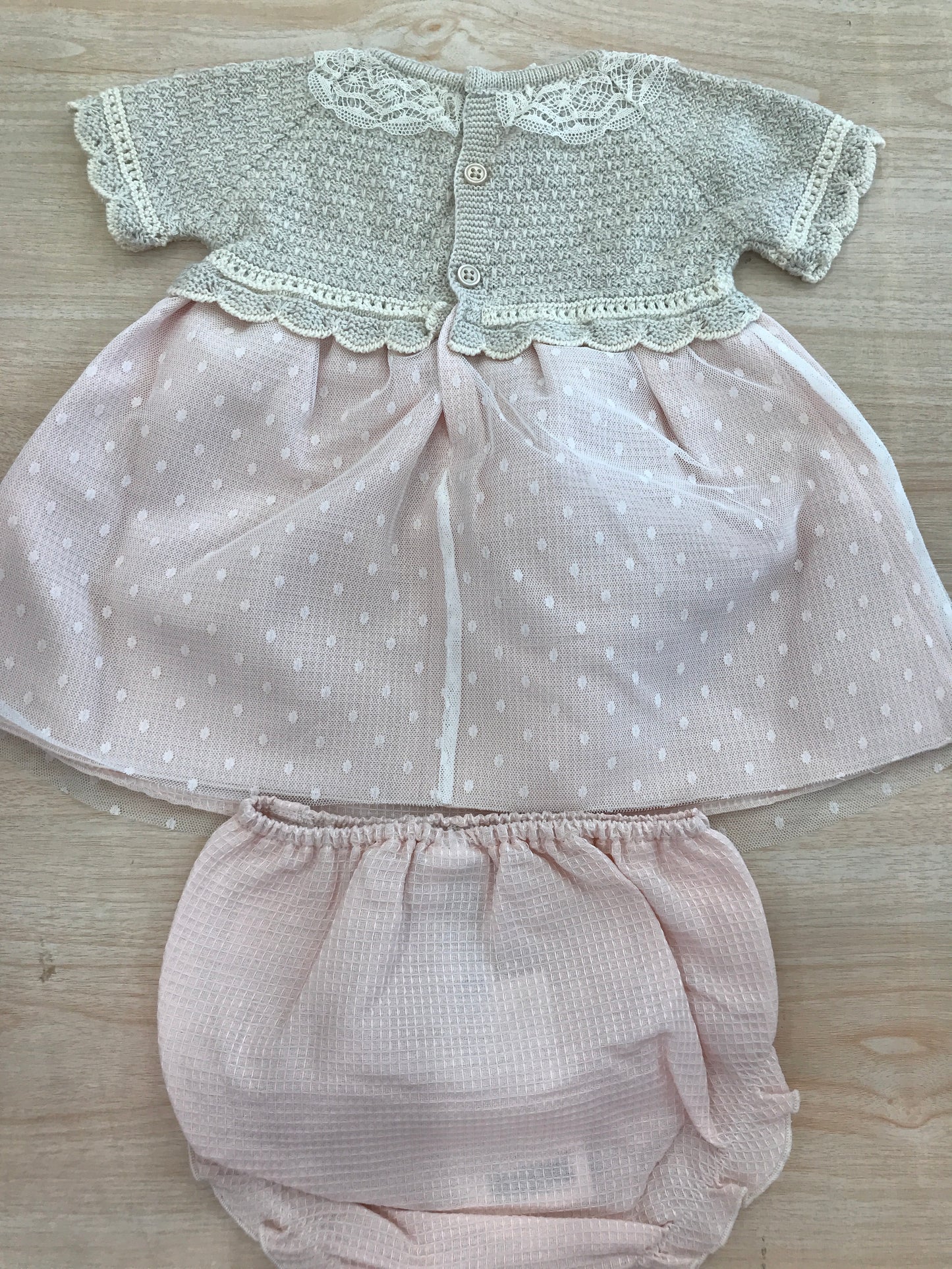 Completo Paz Rodriguez in filo abitino con corpetto tortora e gonna in rosa abbinato a culotte