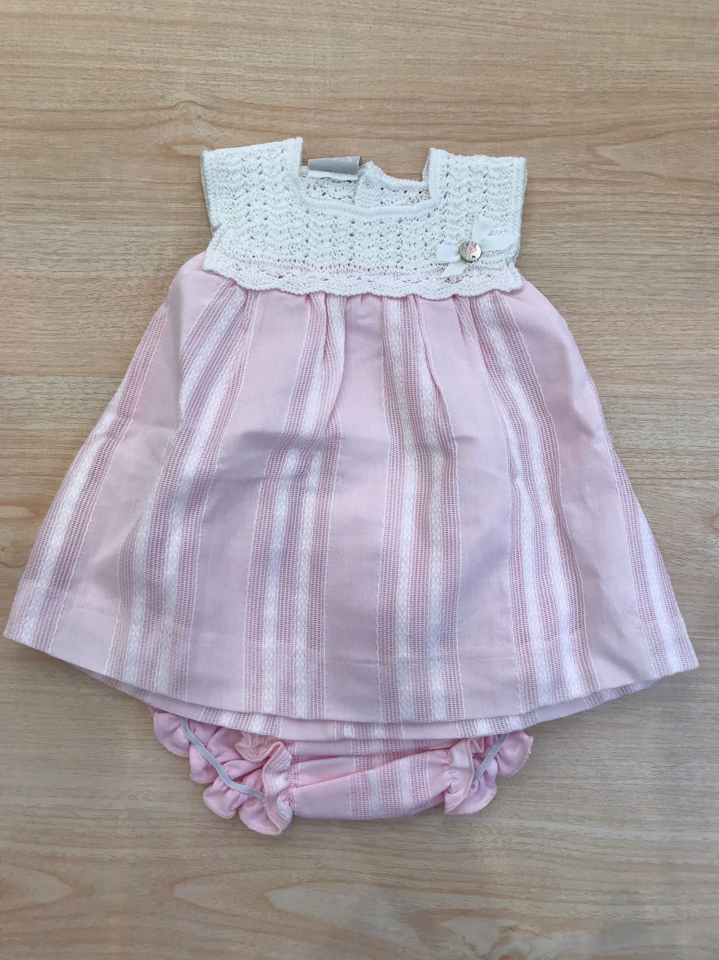 Completo Paz Rodriguez in cotone due pezzi con corpetto smanicato bianco traforato con lavorazione sulla gonna e culotte a righe