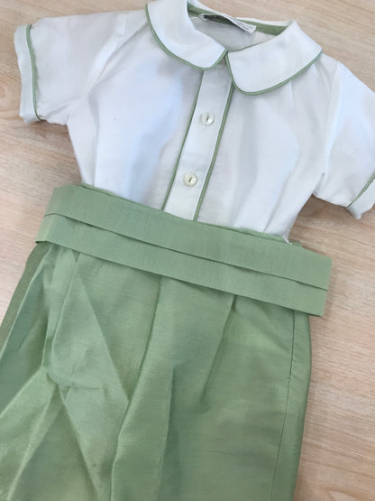 Completo Crochette in cotone camicia mezza manica bianca con rifiniture in verde con bermuda e fascia con pieghe verde