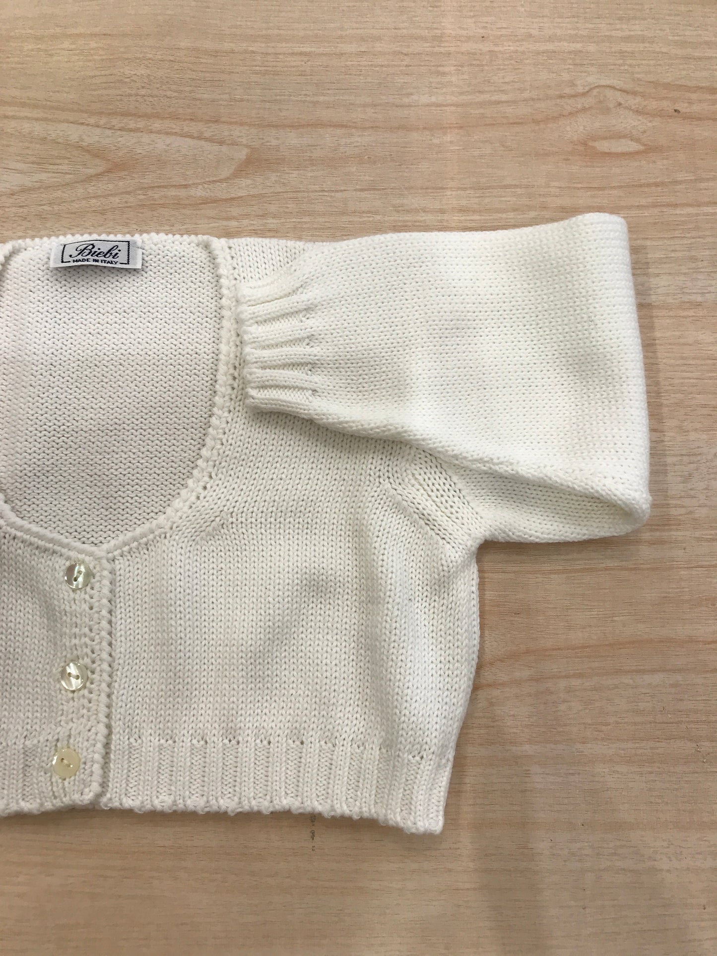 Cardigan Biebi in filo panna scollato con tre piccoli bottoncini