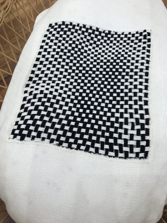 Coperta Piccola Giuggiola in filo bianca con ricami blu scuro e riquadro centrale a scacchi