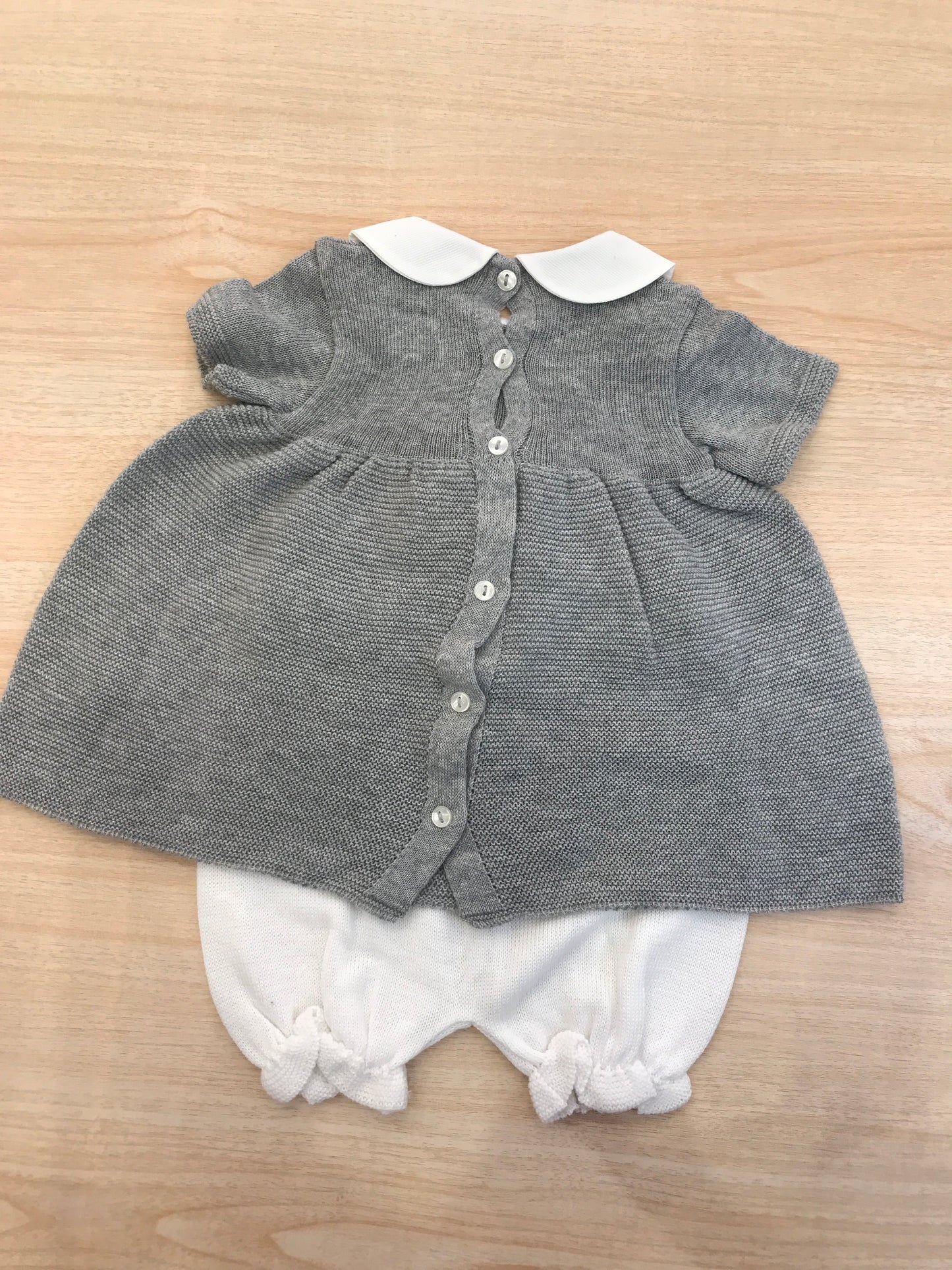 Completo Baby Lord in filo due pezzi grigio mezza manica con fiocco bianco con collo tondo e culotte bianca