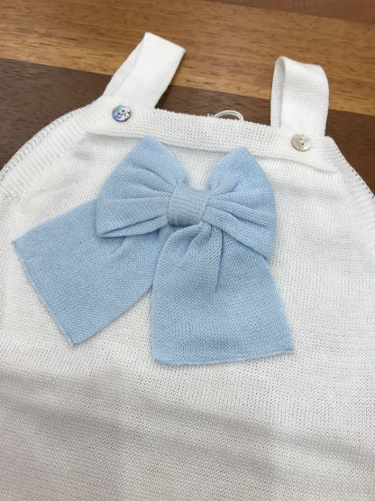 Salopette Baby Lord in filo bianco con bretelle con fiocco celeste applicato sul davanti