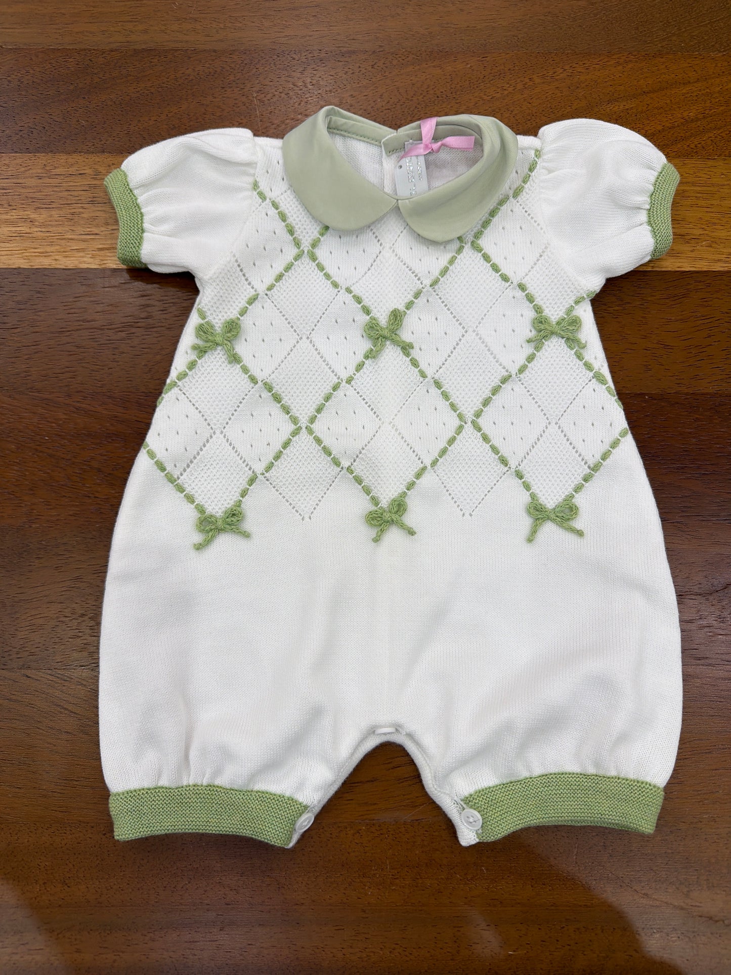 Pagliaccetto Colori Chiari in filo di cotone corto bianco e verde con ricami e motivo a rombi