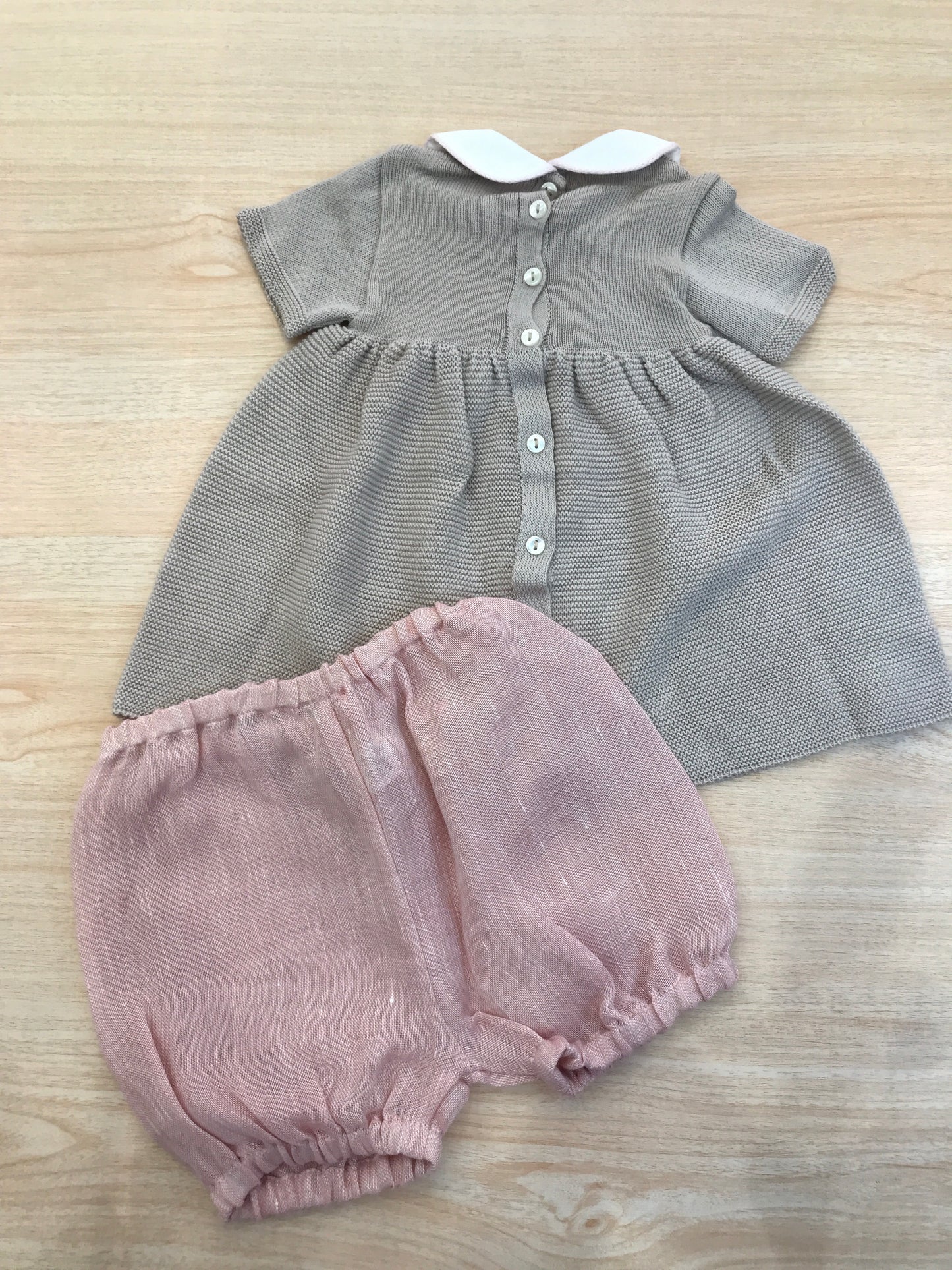 Completo Baby Lord in filo tortora mezza manica con collo tondo con fiocco in lino con culotte in lino rosa antico