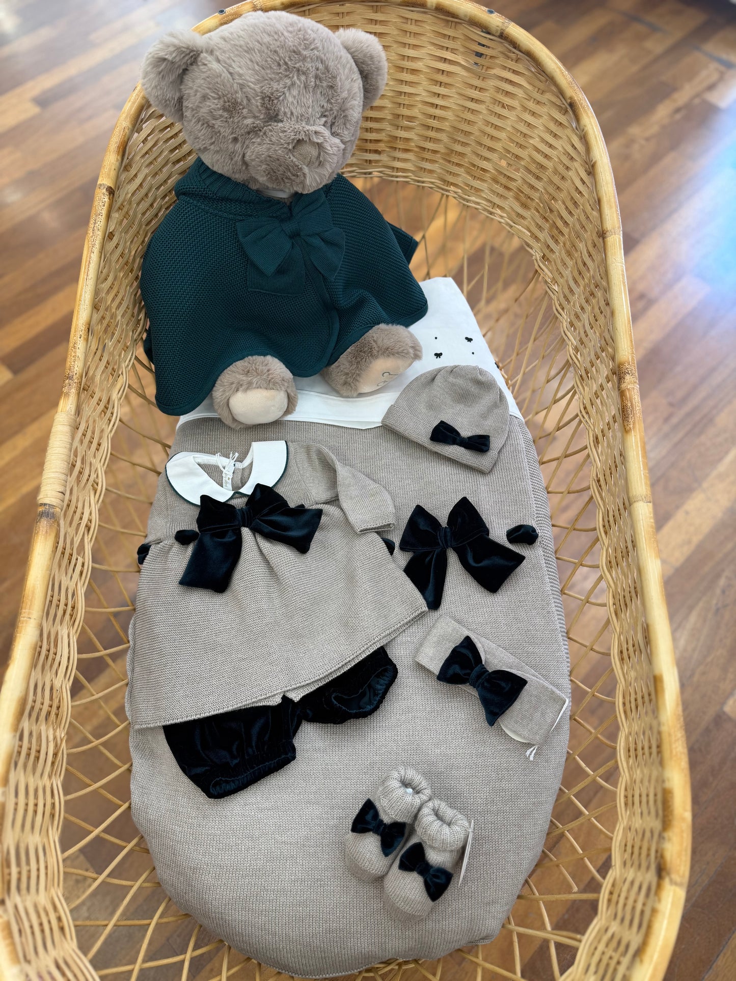 Coordinato Baby Lord in lana con fiocchi in velluto verdi