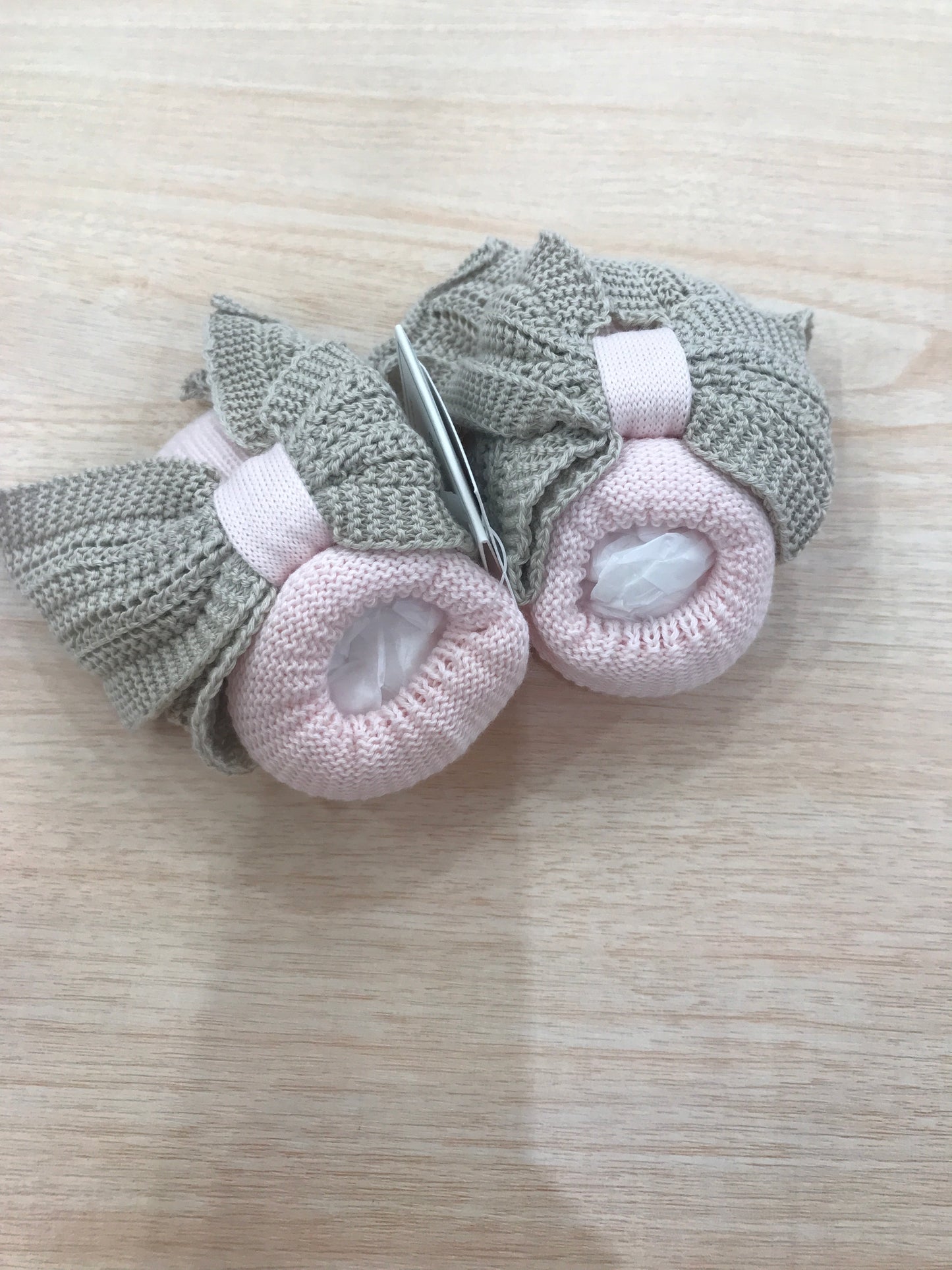 Babbucce Bebè di Almy in filo rosa con fiocco tortora applicato sul davanti