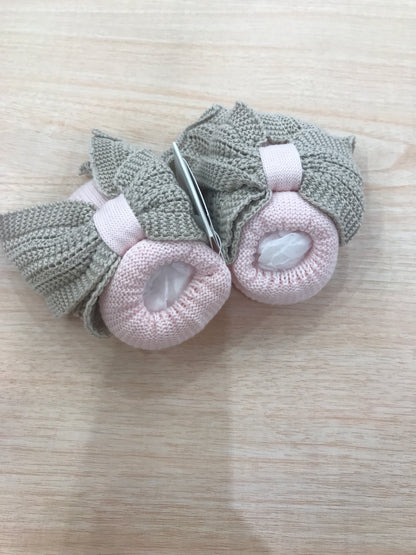 Babbucce Bebè di Almy in filo rosa con fiocco tortora applicato sul davanti