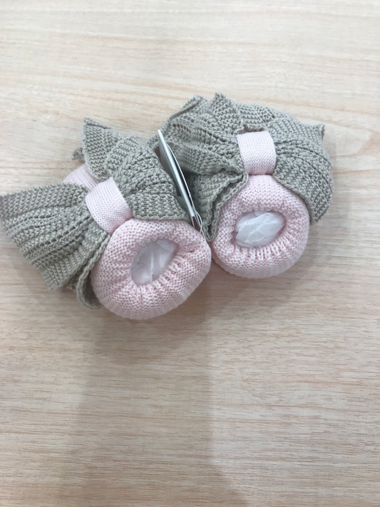 Babbucce Bebè di Almy in filo rosa con fiocco tortora applicato sul davanti