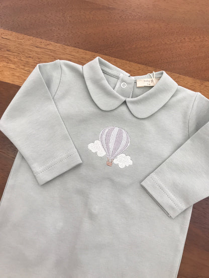 Tutina Baby Gi in cotone verde menta con piedini con manica lunga con colletto con mongolfiera con nuvolette ricamate sul davanti