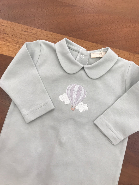 Tutina Baby Gi in cotone verde menta con piedini con manica lunga con colletto con mongolfiera con nuvolette ricamate sul davanti