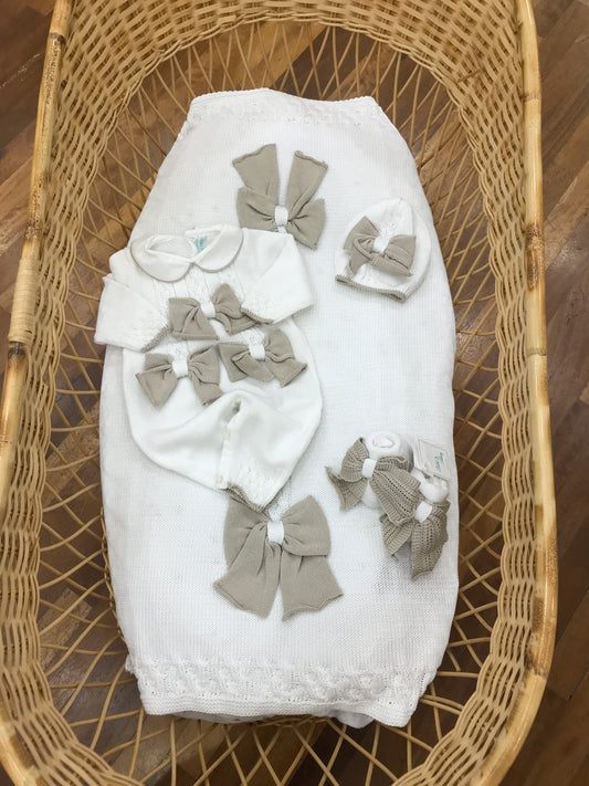 Coordinato nascita Bebè di Almy in filo bianco con lavorazione di trecce con fiocchi tortora con tutina cappello e babbucce tutto abbinato alla coperta