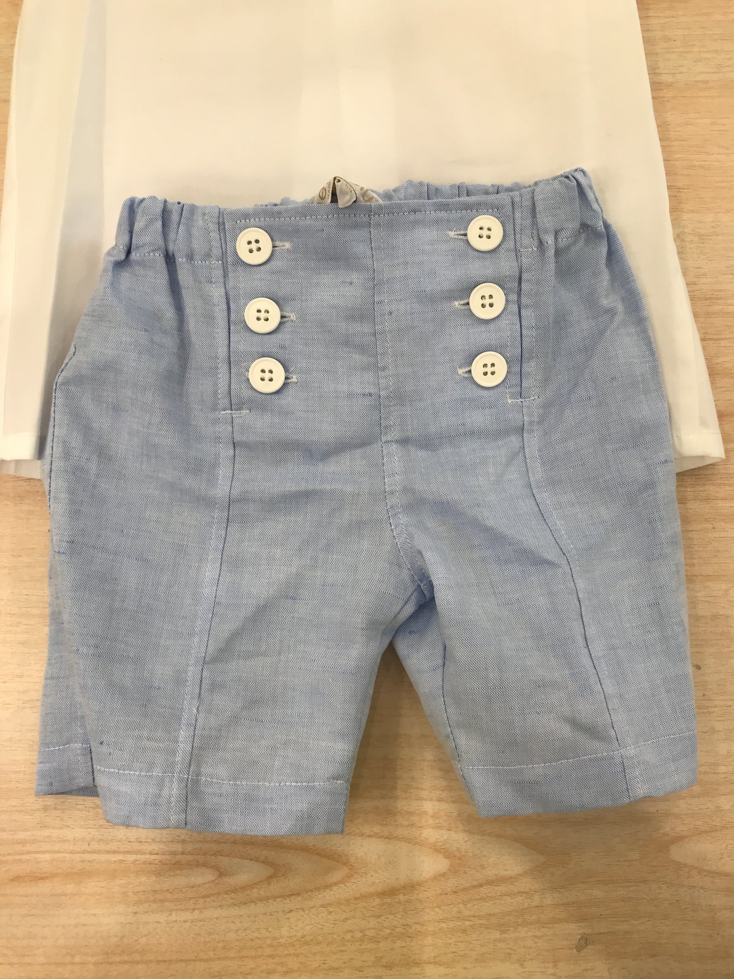 Completo Aletta due pezzi camicia con collo marinaretto e rifiniture celesti con bermuda con bottoni