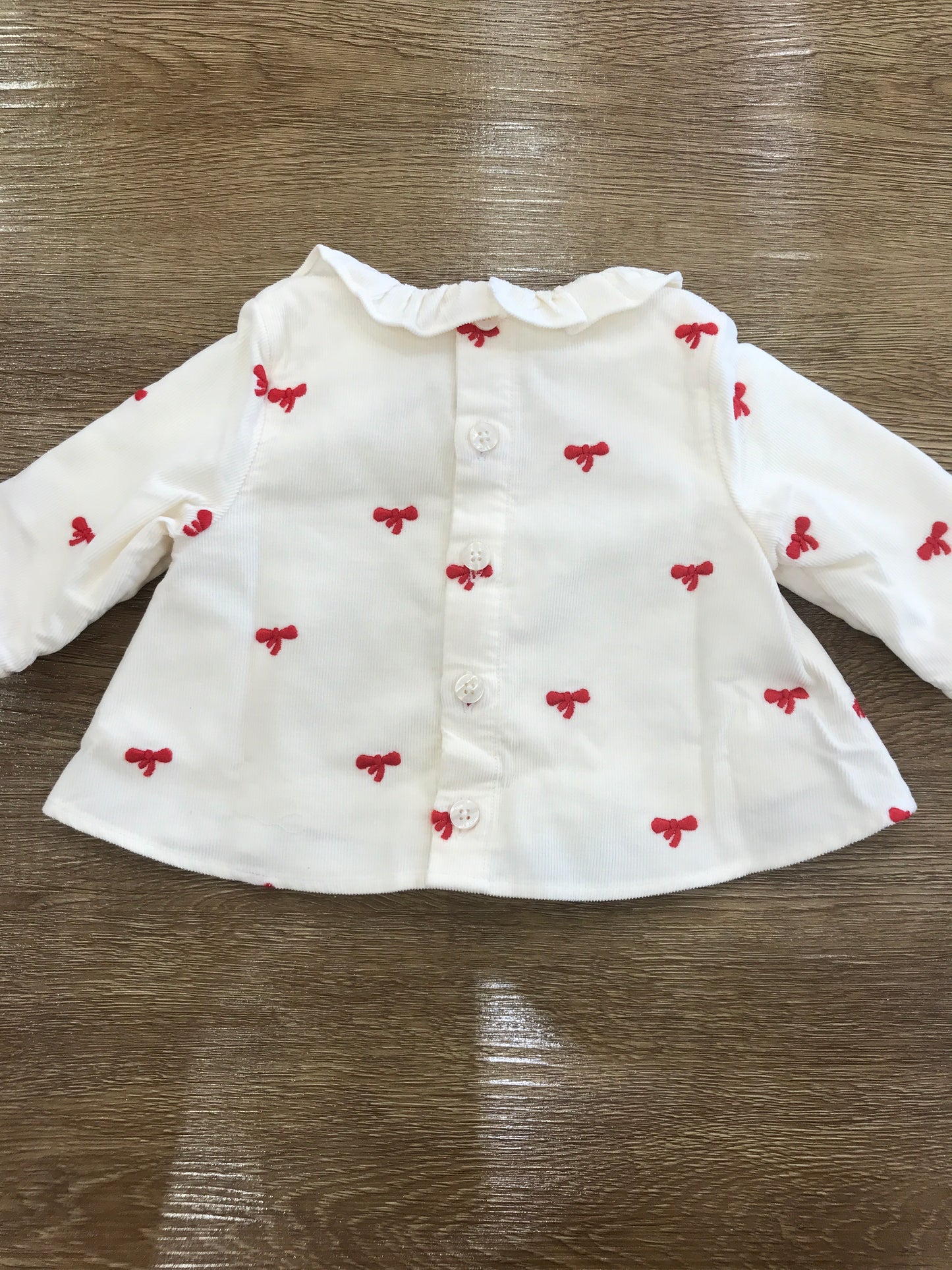 Maglietta Petit Bateau a costine con colletto con rusche con piccoli fiocchetti rossi ricamati
