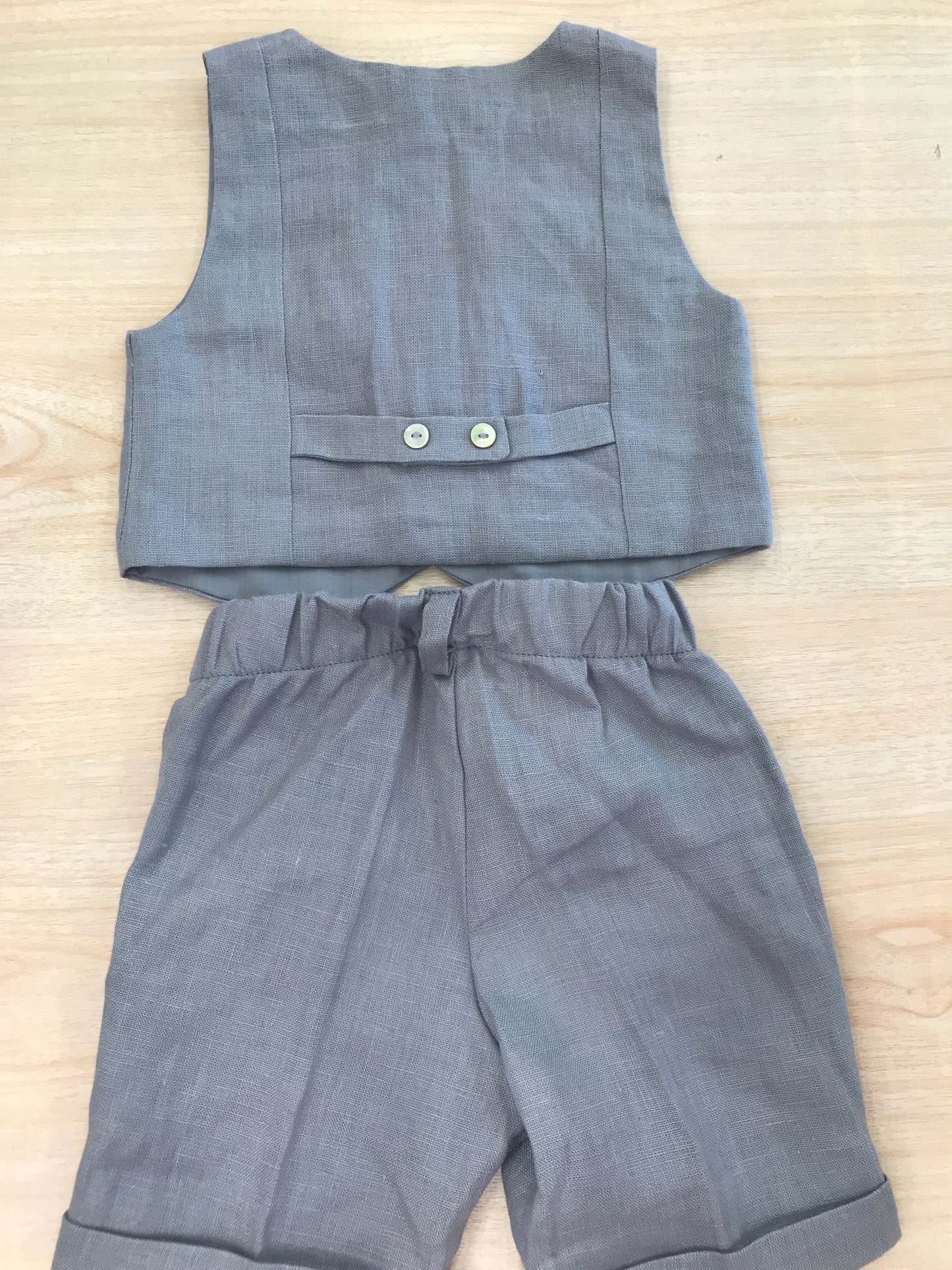 Completo Jo Milano in cotone grigio bermuda con gilet con tasche e bottoncini