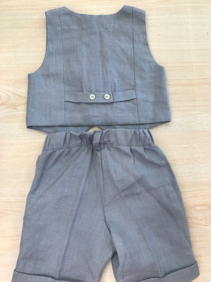 Completo Jo Milano in cotone grigio bermuda con gilet con tasche e bottoncini