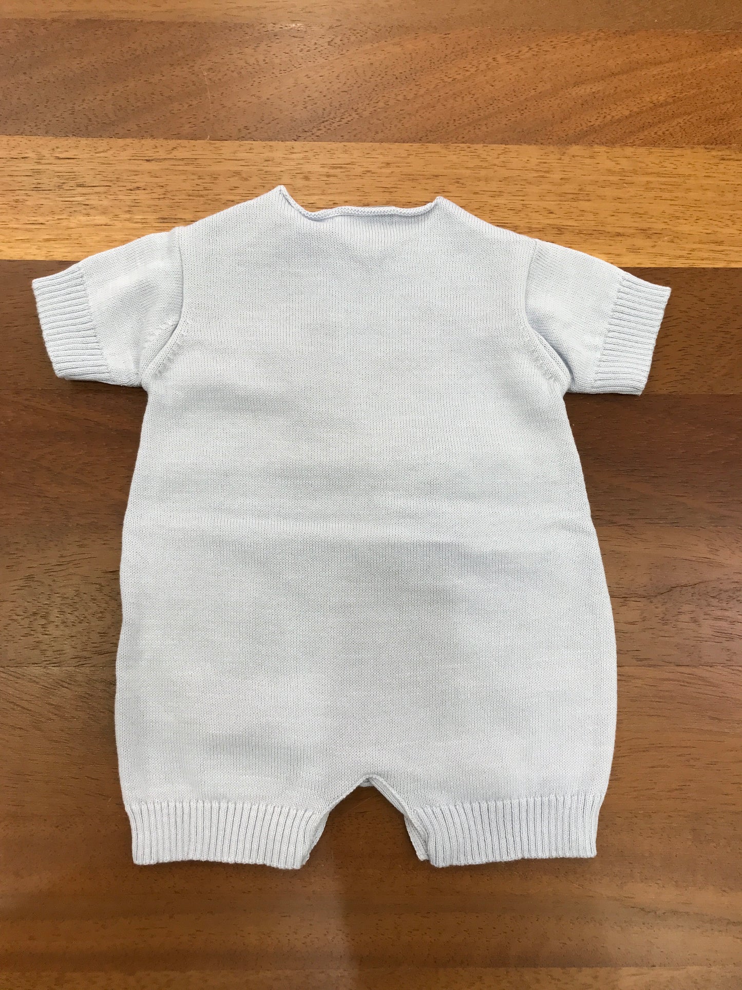 Pagliaccetto Nanan in filo celeste mezza manica con orso beige applicato sul davanti con logo