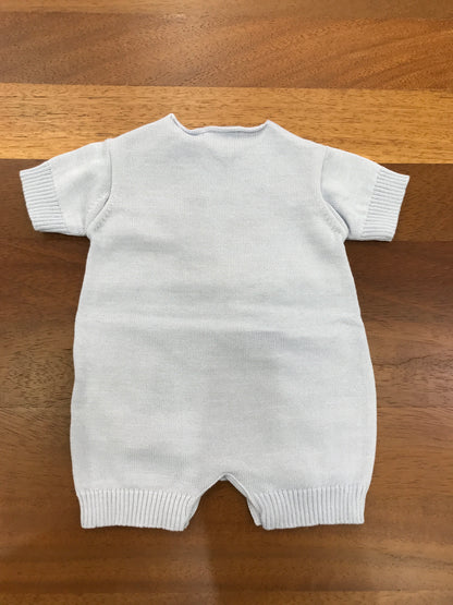 Pagliaccetto Nanan in filo celeste mezza manica con orso beige applicato sul davanti con logo